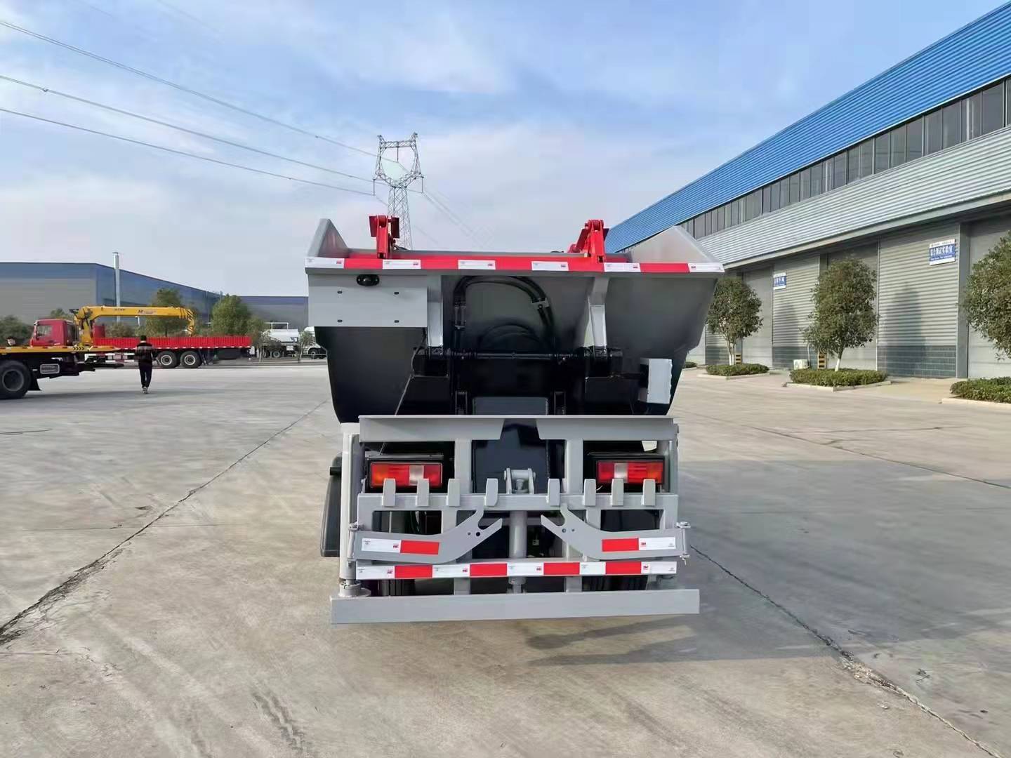 東風(fēng)華神純電動(dòng)自裝卸垃圾車(chē)