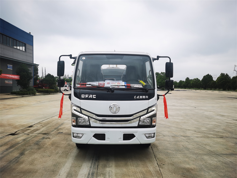 國(guó)六5立方東風(fēng)D6 灑水車(chē)