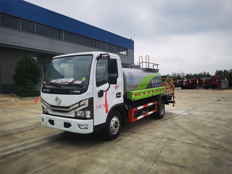 國(guó)六5立方東風(fēng)D6 灑水車(chē)